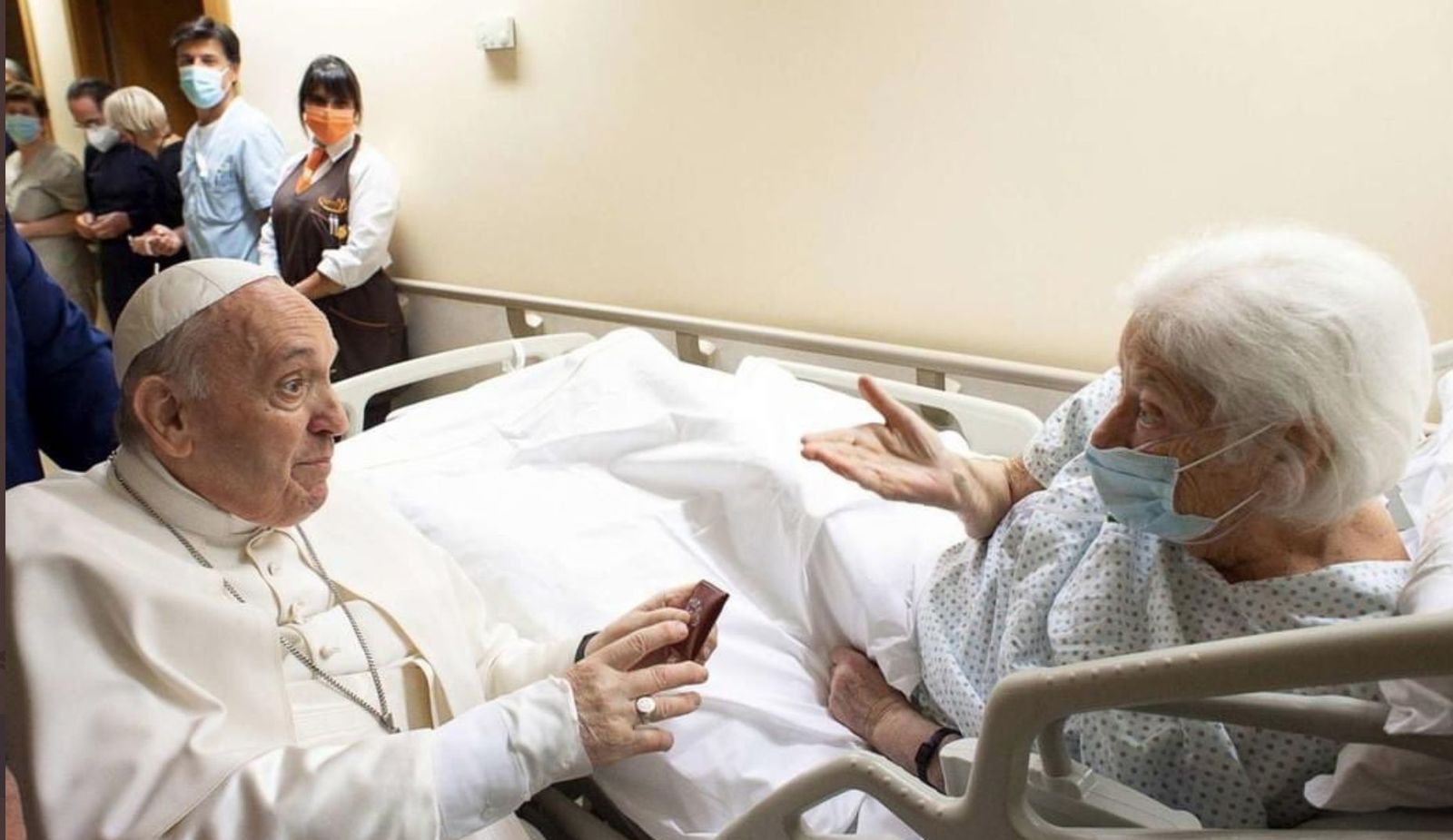 El Papa saluda a una enferma en el Gemelli