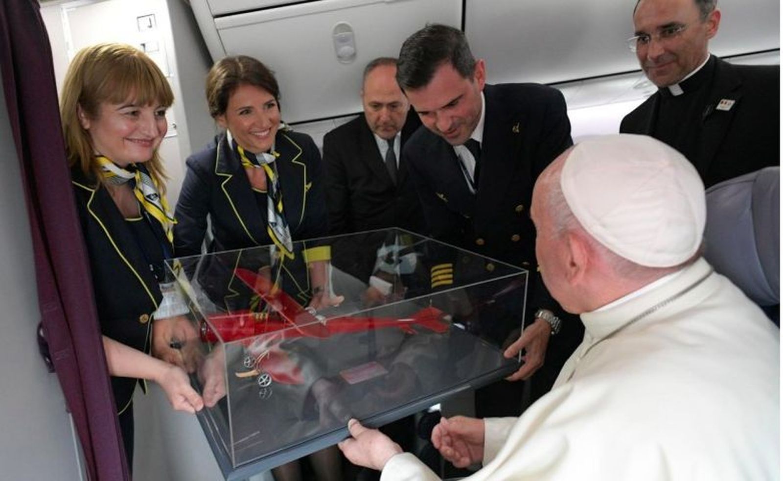 El Papa recibió una maqueta de un avión por parte de la Compañía
