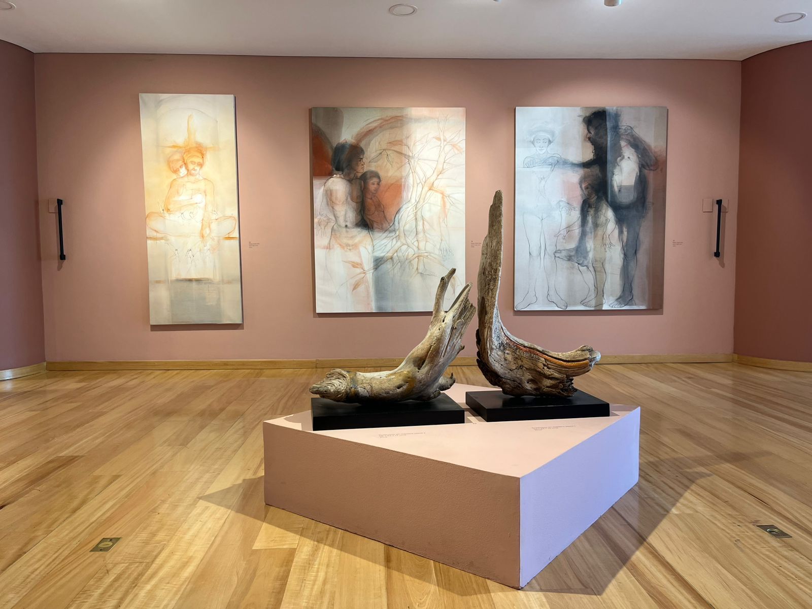 Exposición con pintura y escultura