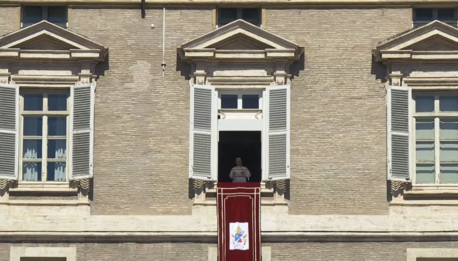 El Papa, desde el balcón para el rezo del Angelus