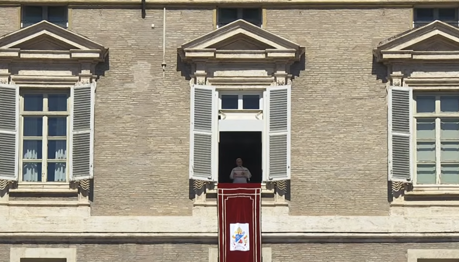 El Papa, desde el balcón para el rezo del Angelus