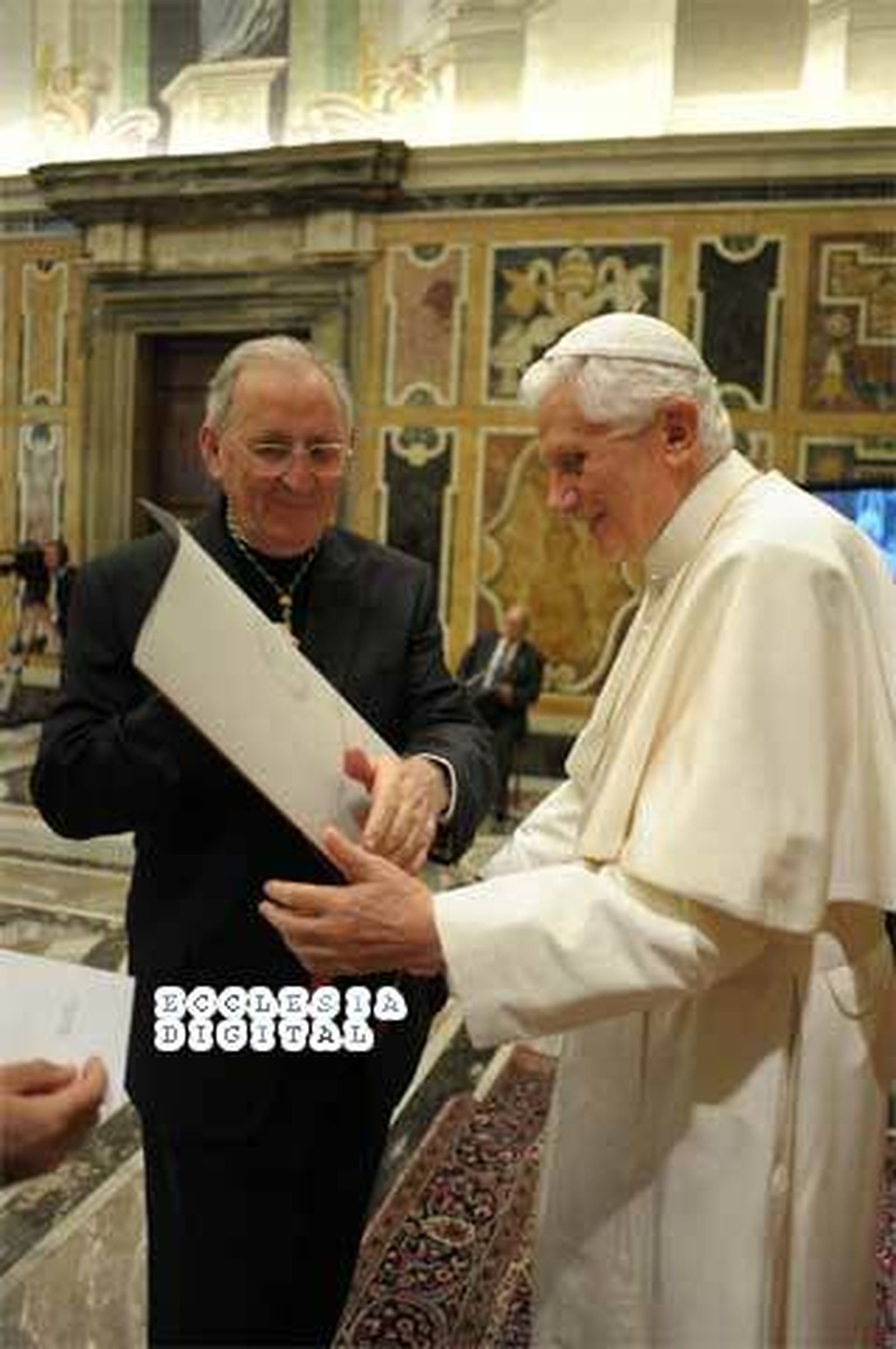 El Papa entrega el Premio Ratzinger a Olegario