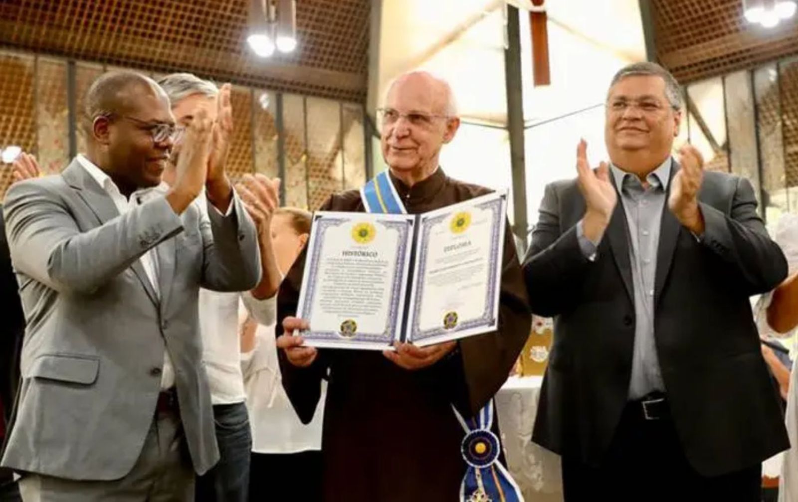 El padre Lancellotti recibe el reconocimiento a su labor social