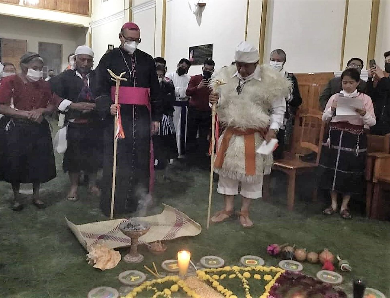 Solemnes ritos tzeltales-tzotziles en la recepción del obispo auxiliar de san Cristóbal