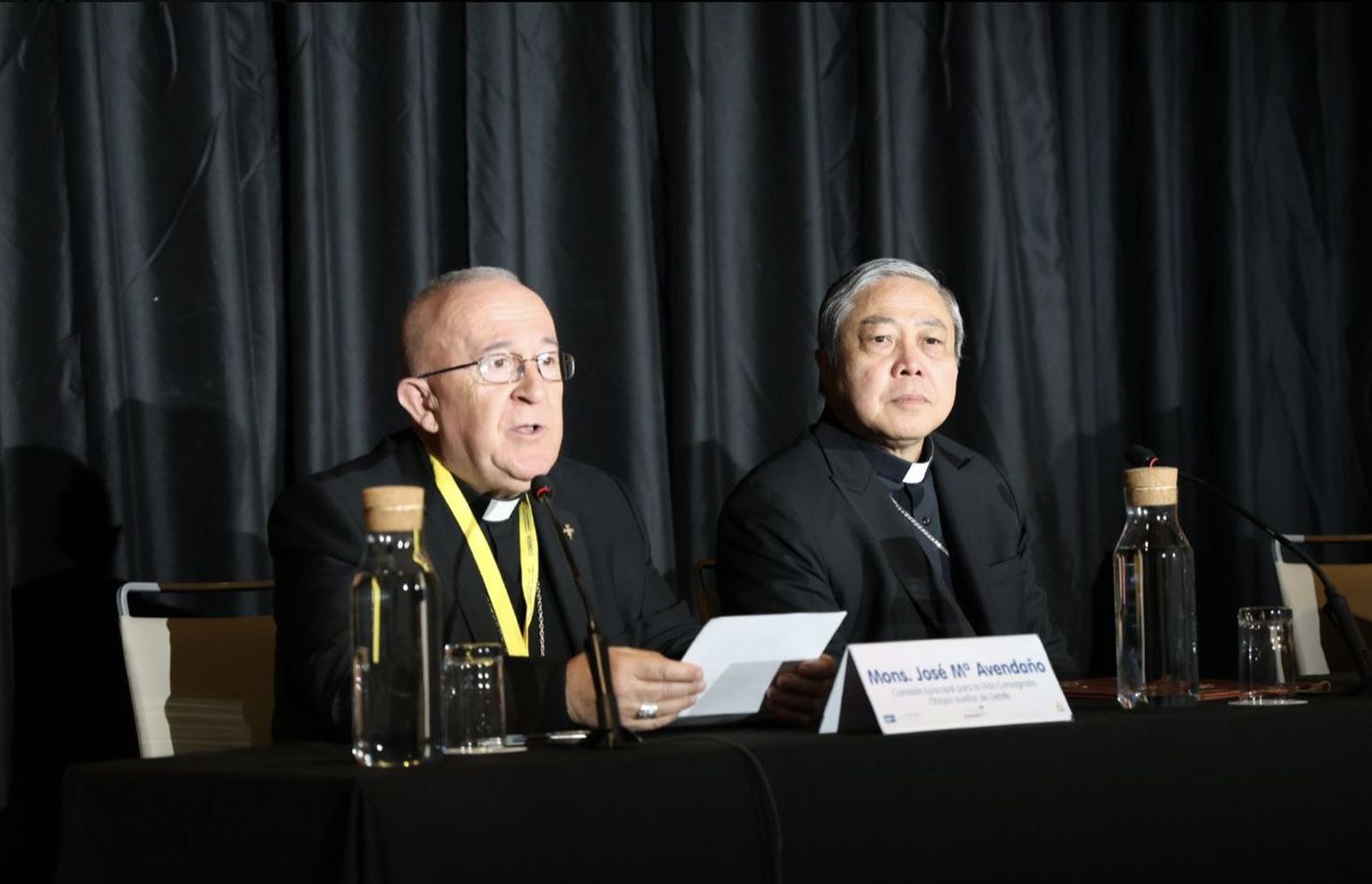 Avendaño, con el nuncio Auza, en la inauguración de la asamblea