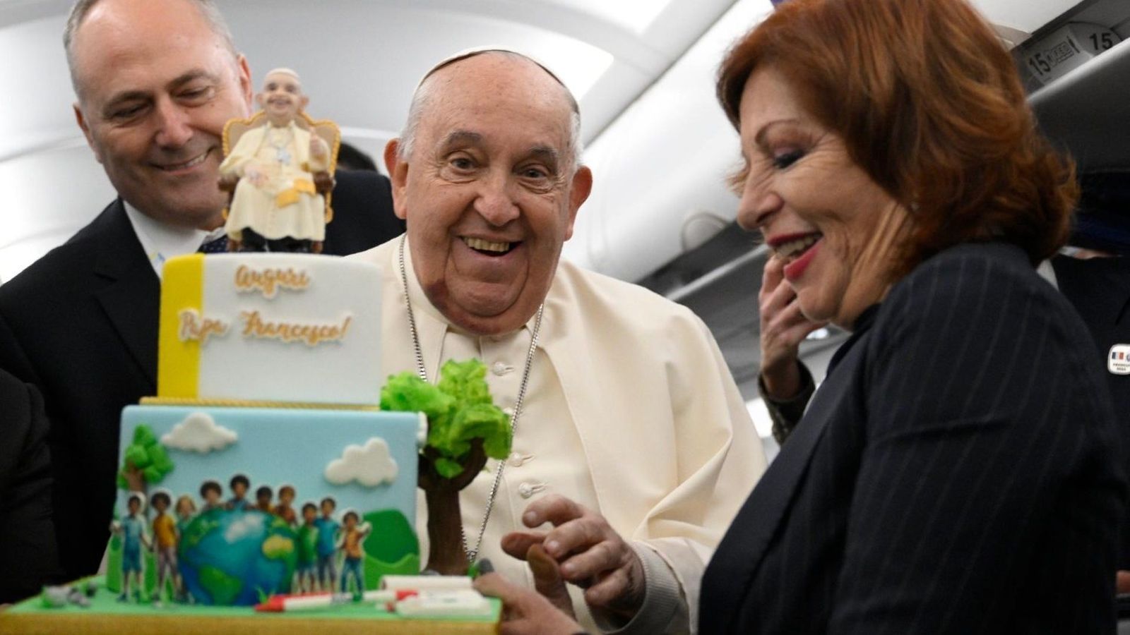 Francisco recibe una  tarta de cumpleaños en el vuelo de regreso de Córcega