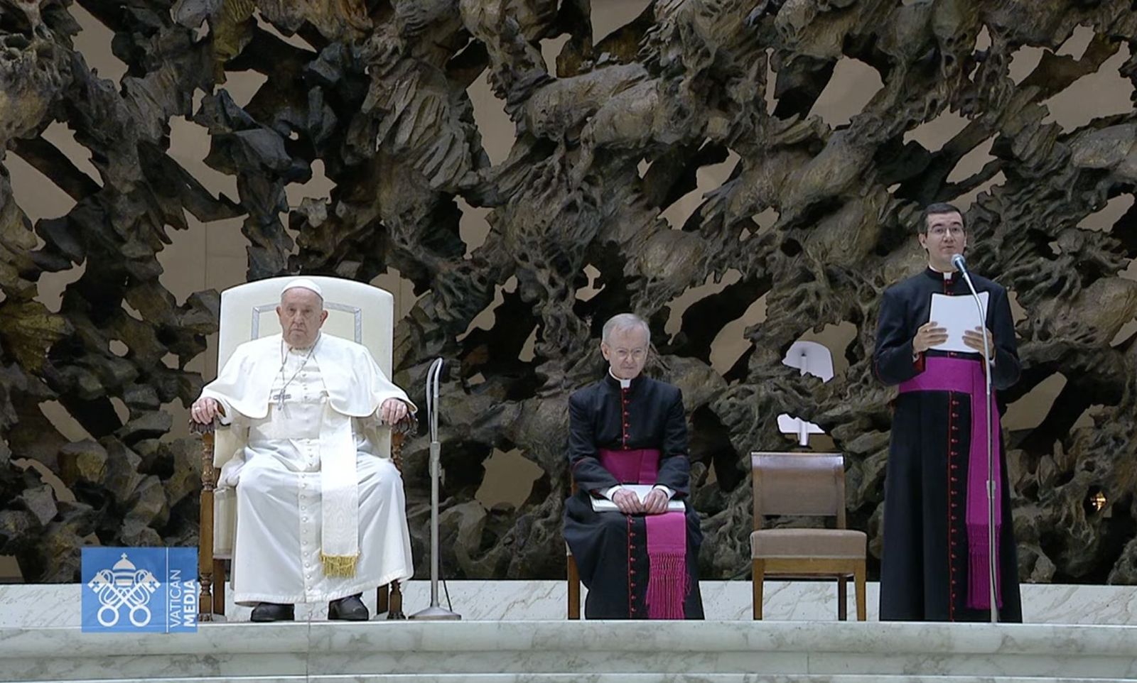 Francisco, en la catequesis, con monseñor Ciampanelli leyendo el texto