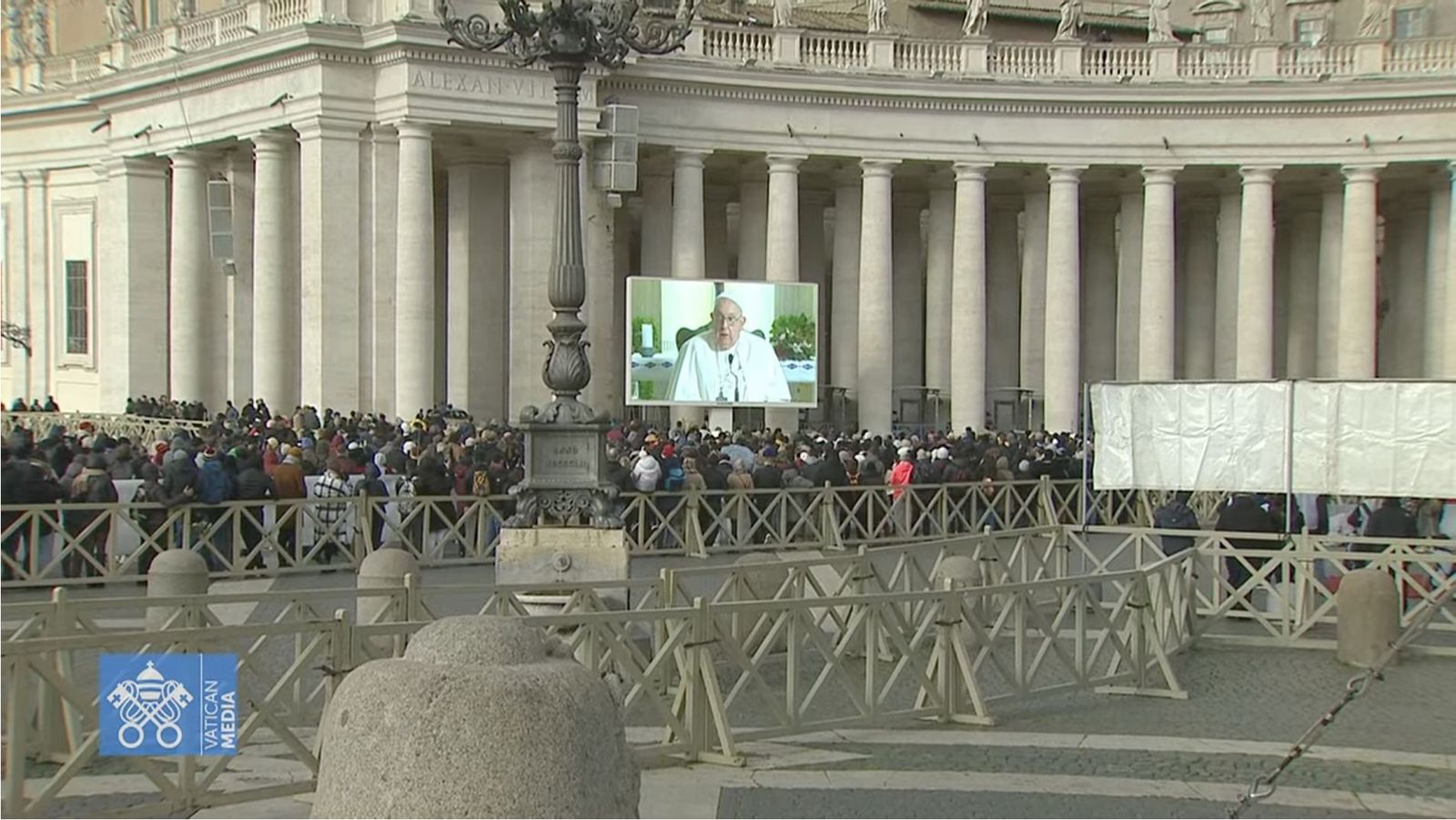 Los fieles ven el rezo del ángelus del Papa desde la plaza de san Pedro