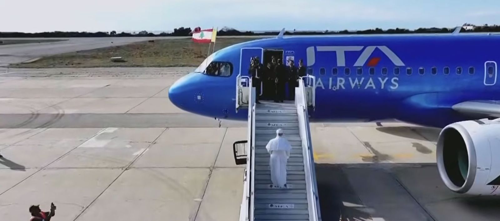 León XIV, subiendo al avión