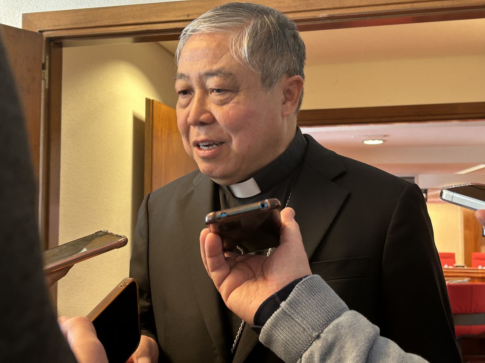 El nuncio Auza con los periodistas