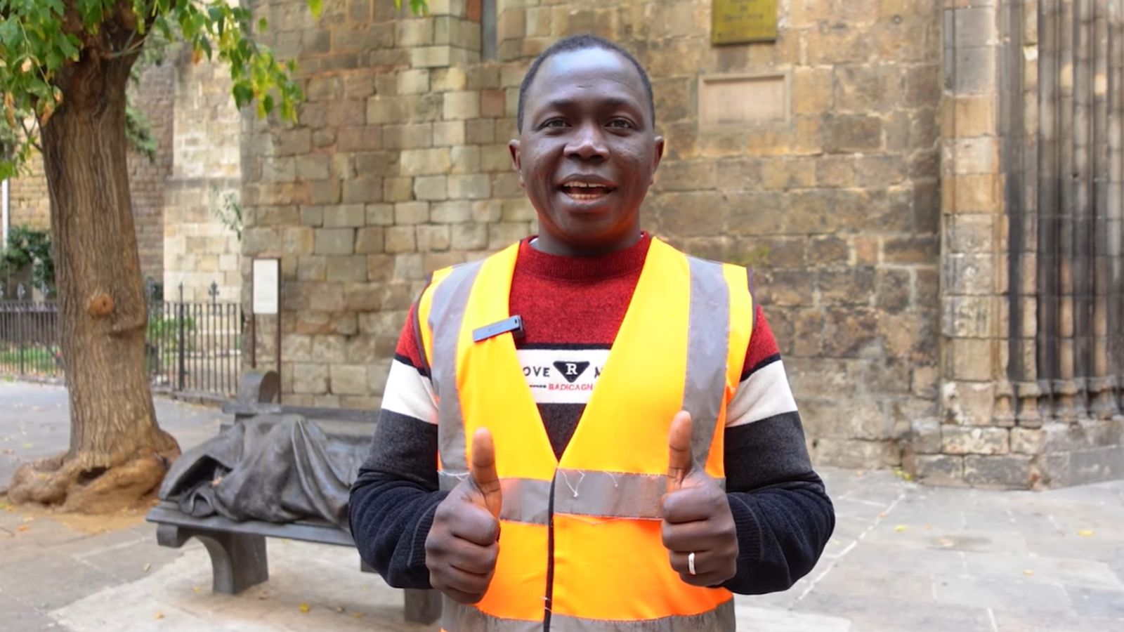 Un joven voluntario del Hospital de Campaña, durante su intervención.
