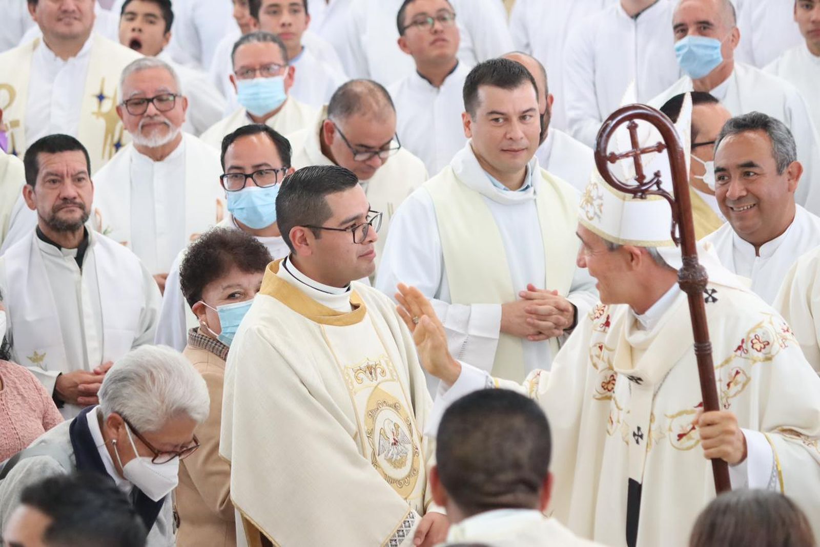 Patrón Wong ordena diez nuevos sacerdotes en Xalapa