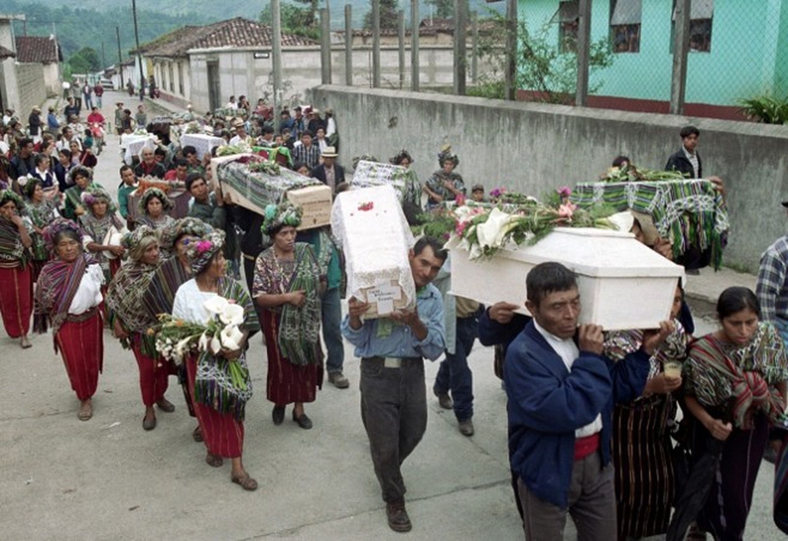 El pueblo cargando a sus muertos, que el Estado le asesinó. La cruz adopta nuevos rostros. Cristo sigue habitándolos.