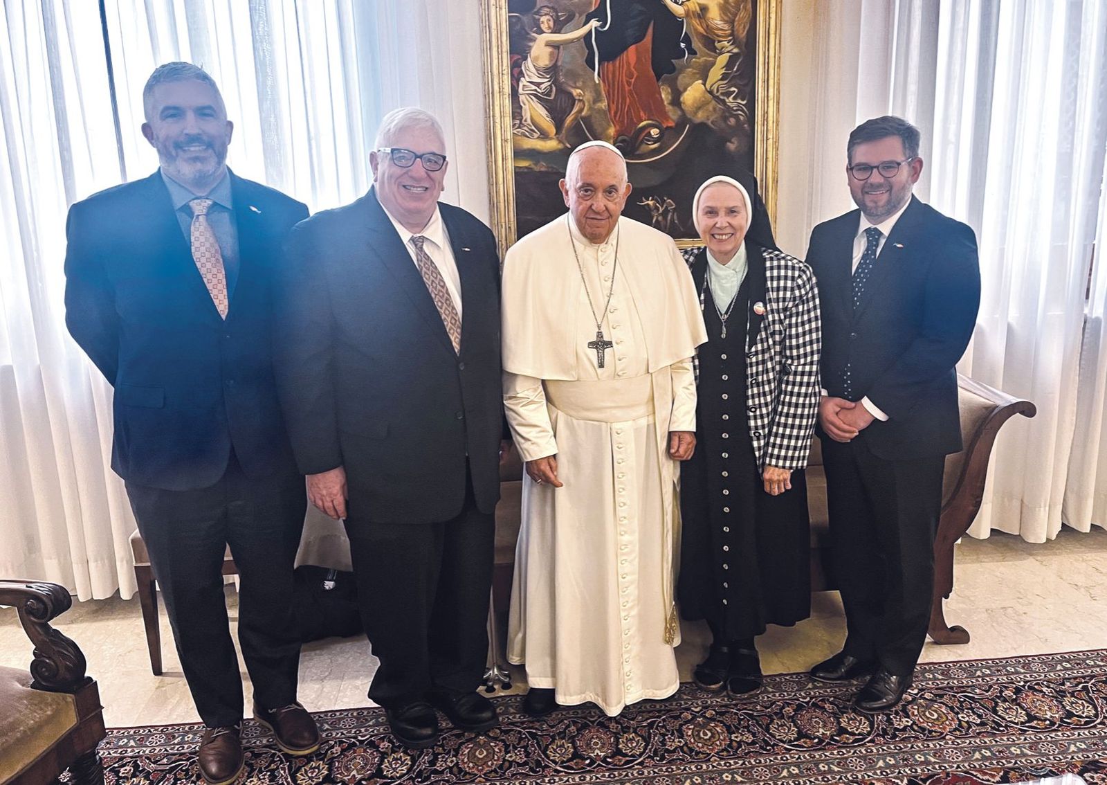 Francisco con la hermana Jeannine Gramick y miembros de New Ways Ministry