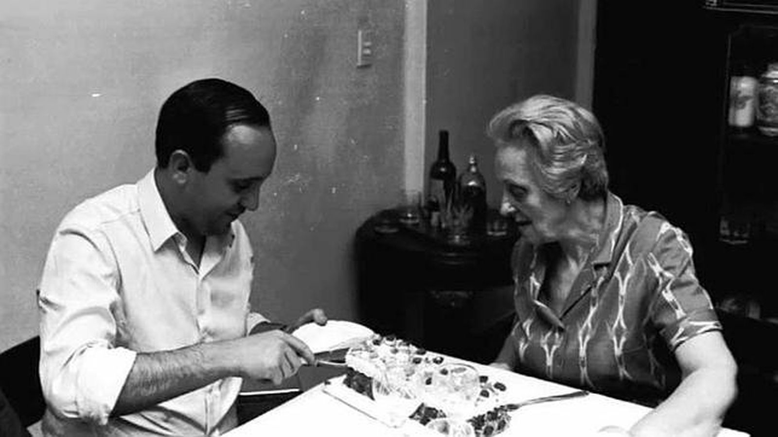 Jorge Bergoglio, junto a su hermana