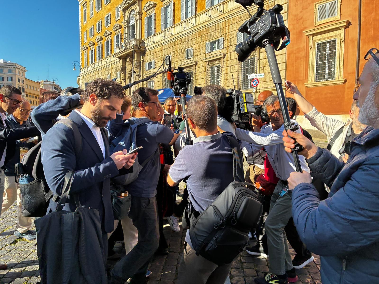 Periodistas persiguiendo a cardenales