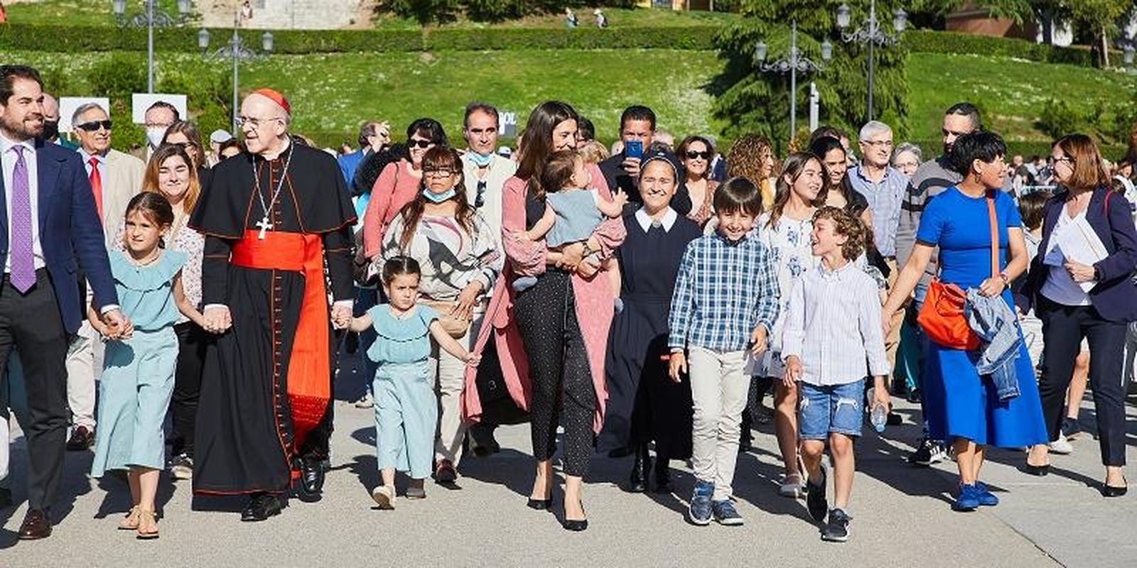 Cardenal Osoro camina junto a los fieles