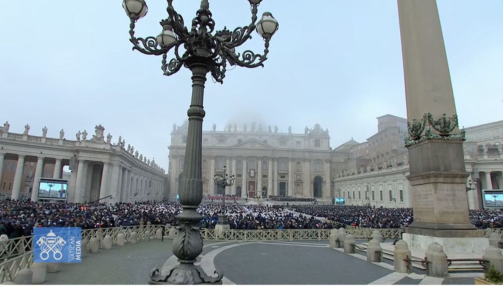 La Plaza de San Pedro cubierta por la niebla