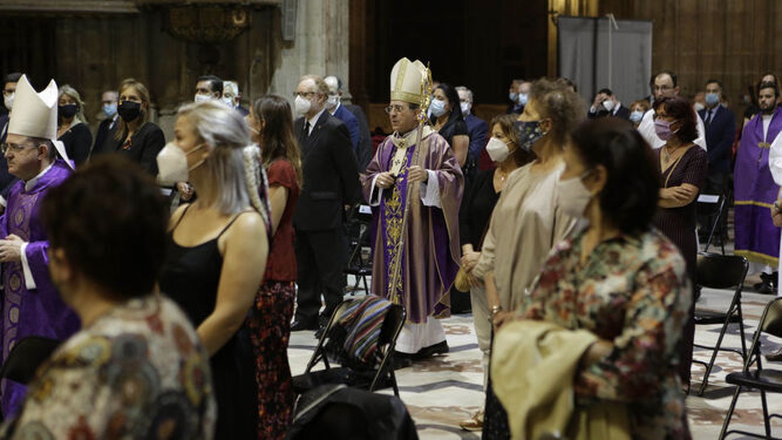 Asenjo llora a las víctimas del COVID-19 en una emotiva ceremonia en la catedral de Sevilla
