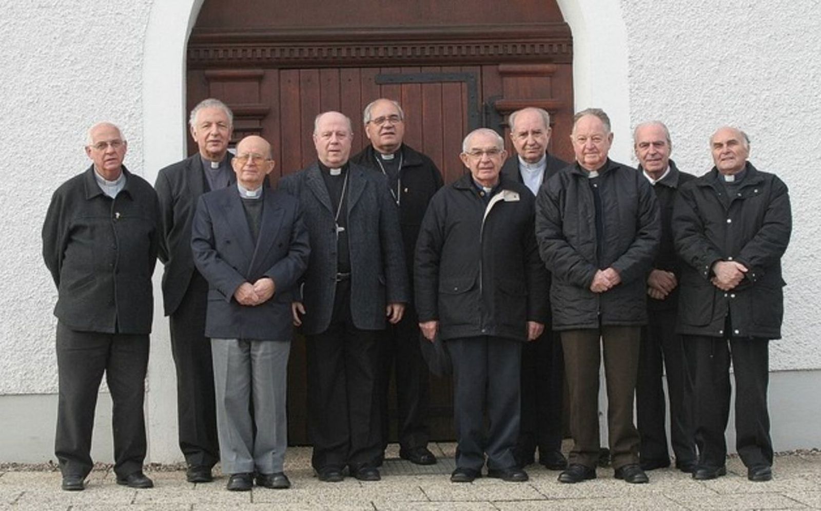 Marcial Parada, sexto de izq a der, delante del Cardenal Errázuriz