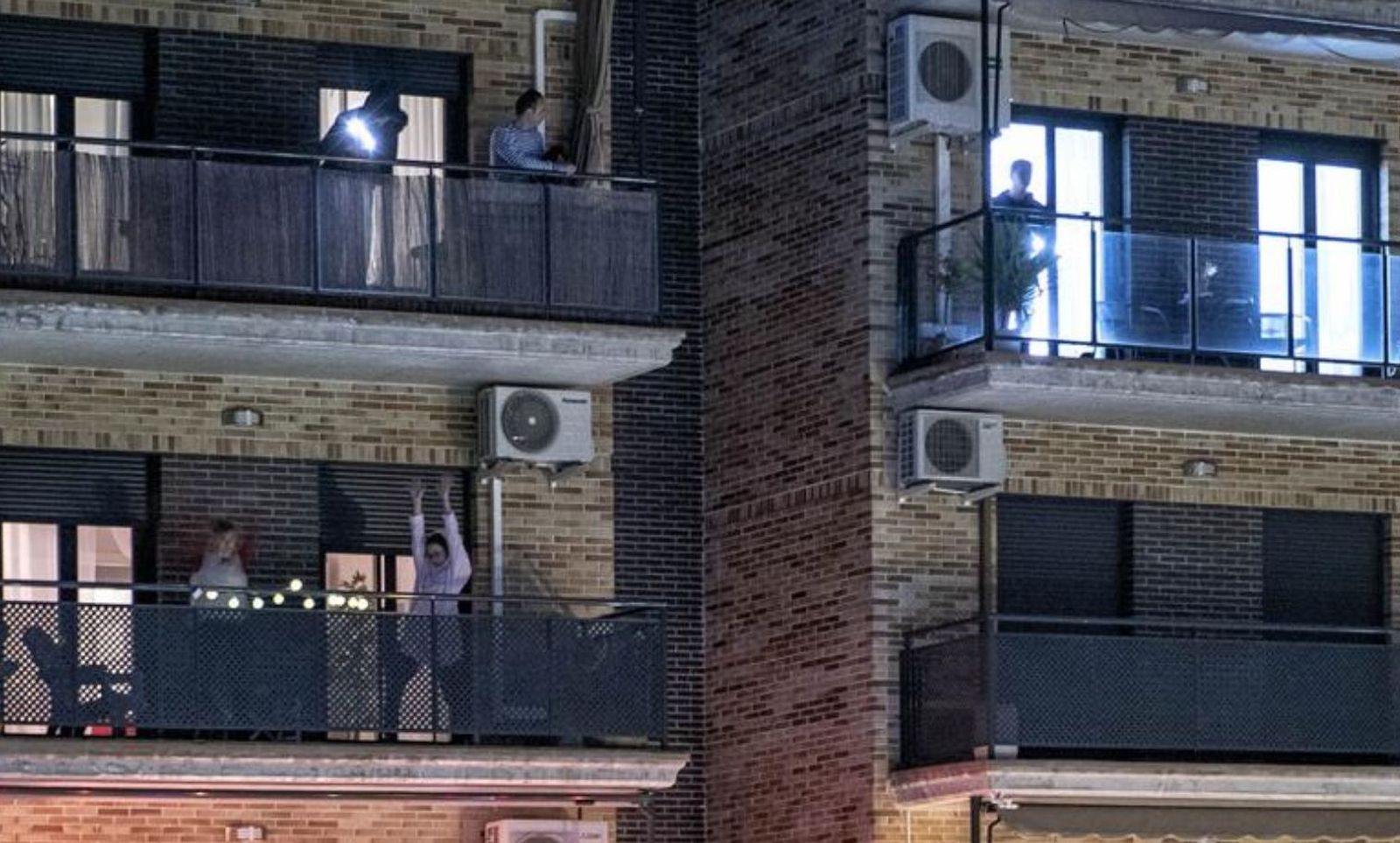 Vecinos en los balcones