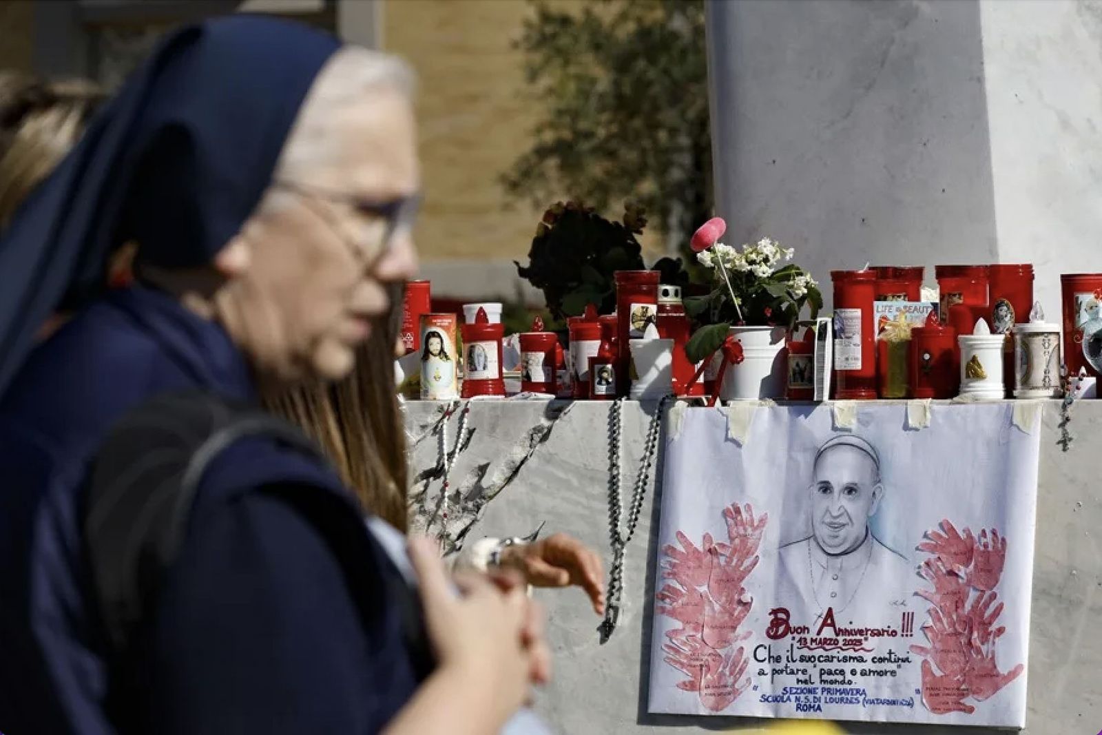 Una religiosa ante el Gemelli para pedir por la salud del Papa