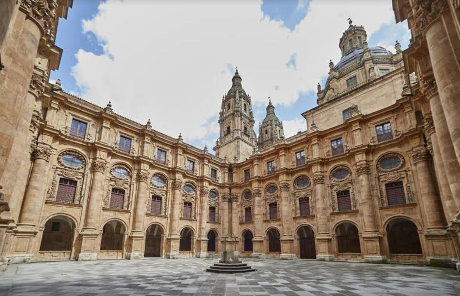 Patio barroco de la UPSA