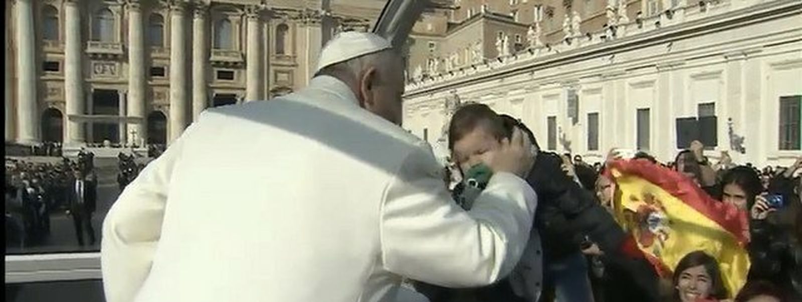 El Papa besa a un niño español