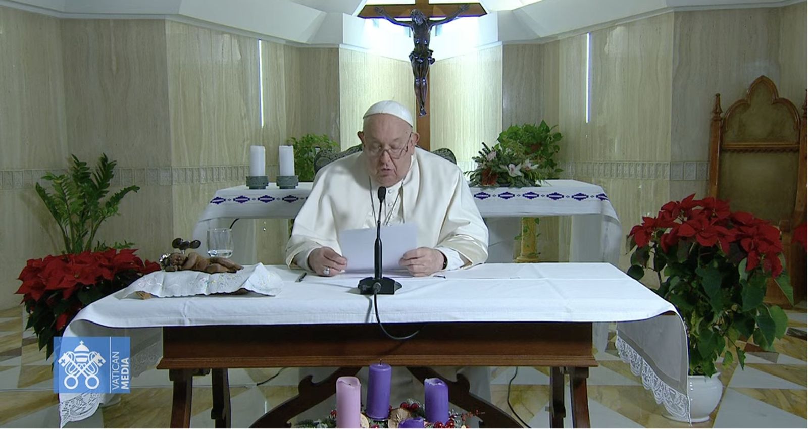 Francisco reza el ángelus dsde la capilla de la residencia Santa Marta