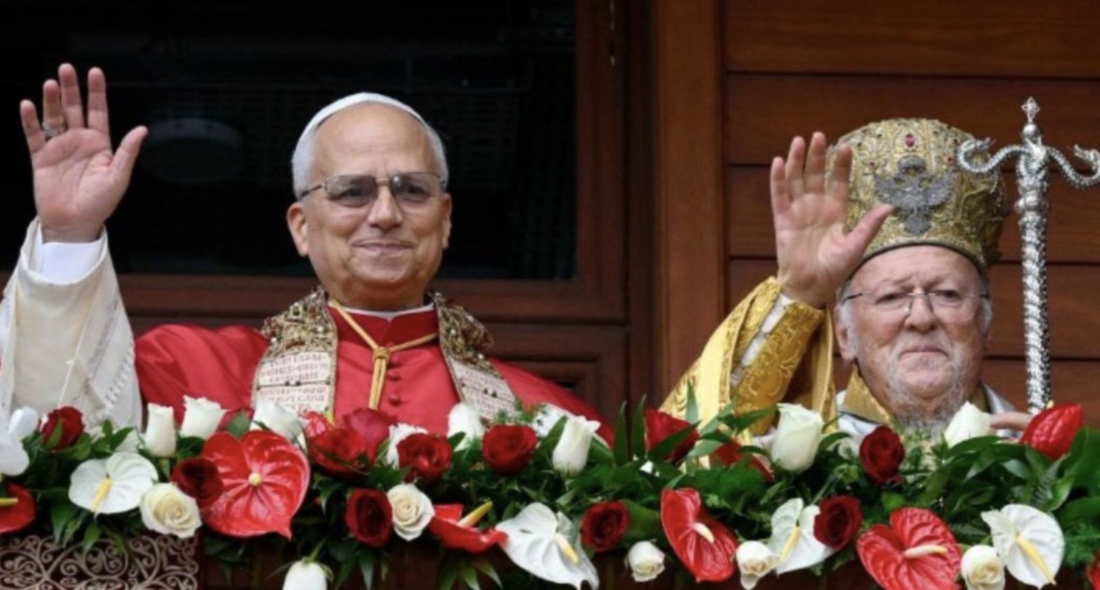 Bartolomé y León saluda a los fieles