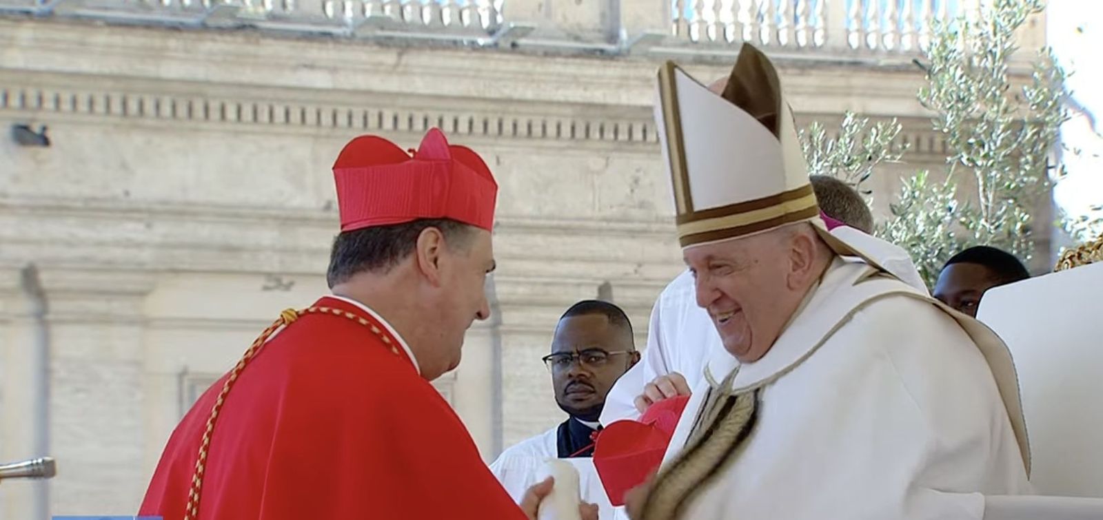 El Papa sonríe con el cardenal Artime