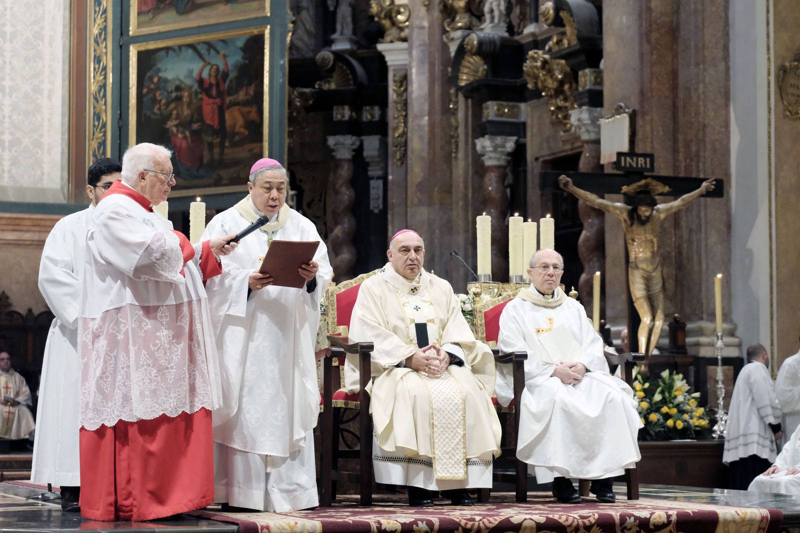 El Nuncio lee las cartas de nombramiento episcopal