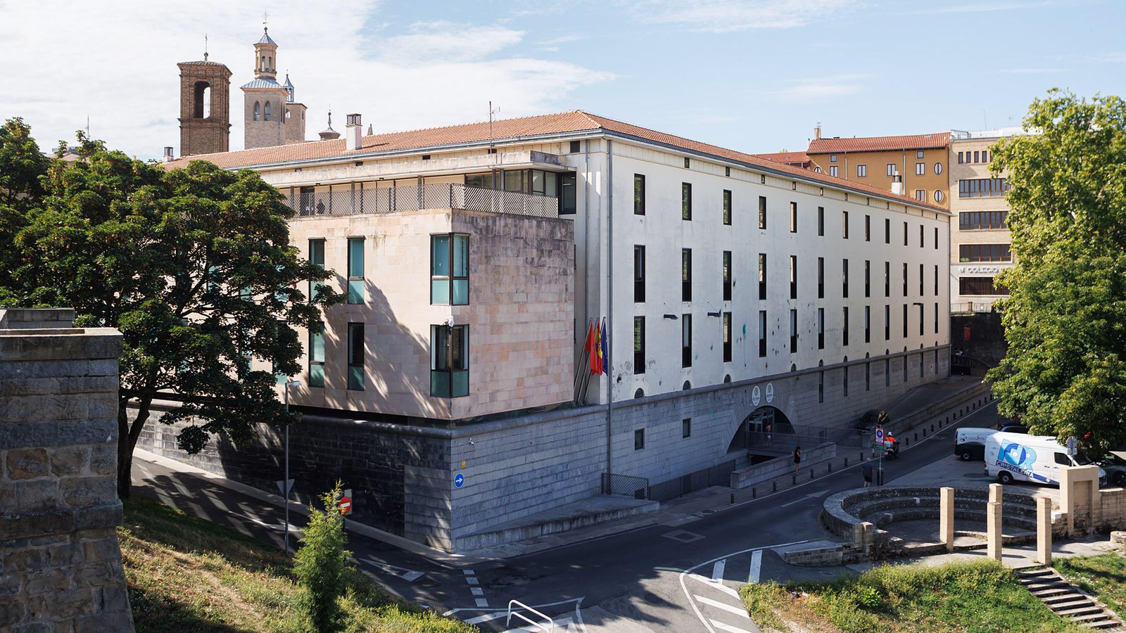 Exterior del Departamento de Educacion del Gobierno de Navarra