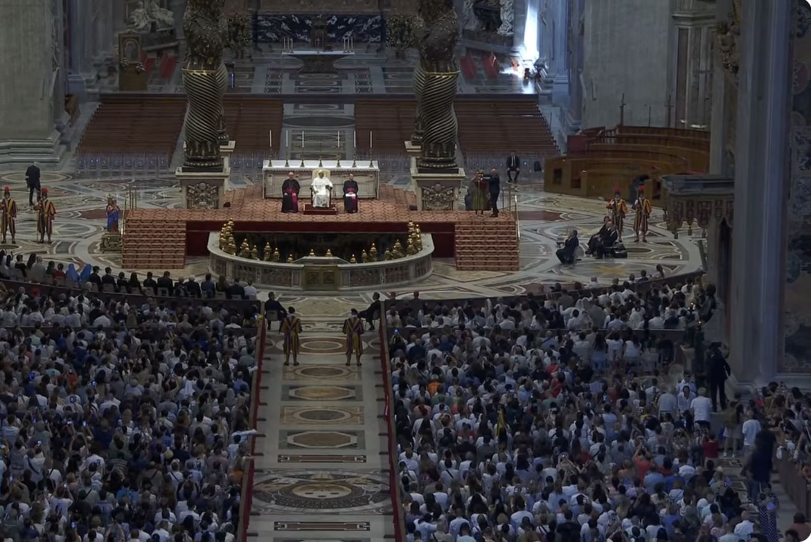 El Papa preside la audiencia general en la basílica de San Pedro
