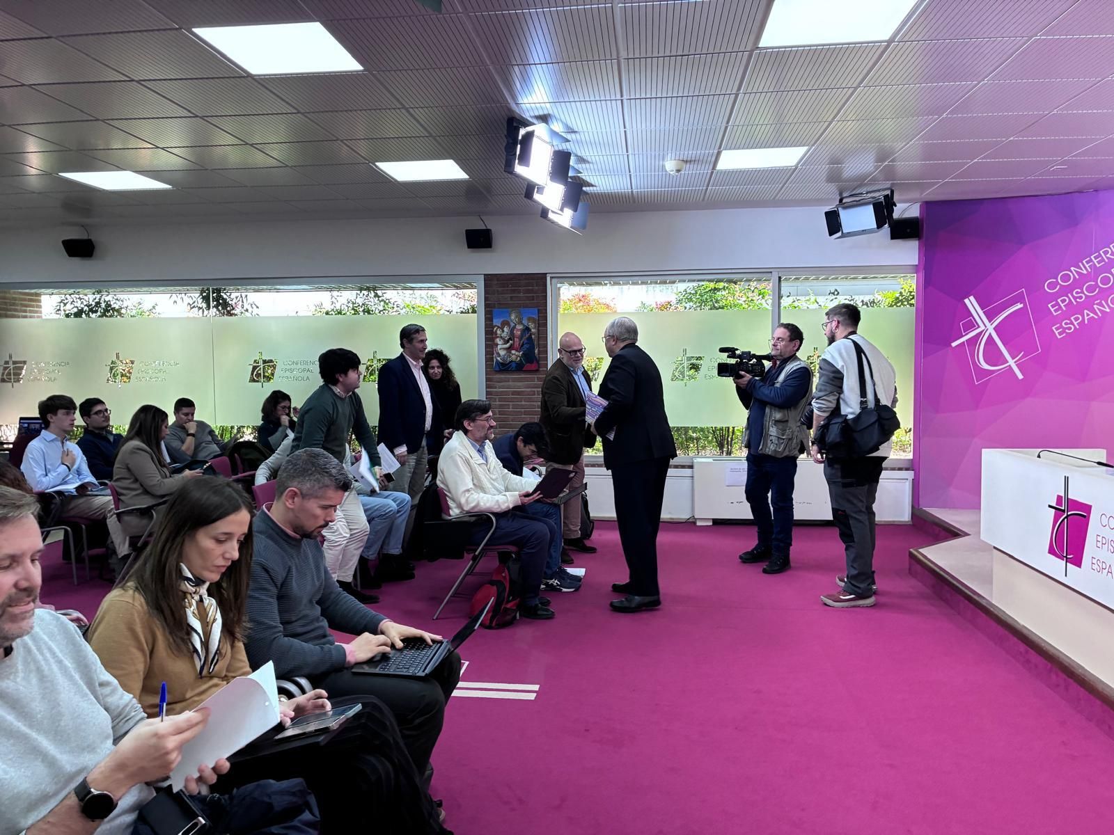 Magán, saludando a la prensa