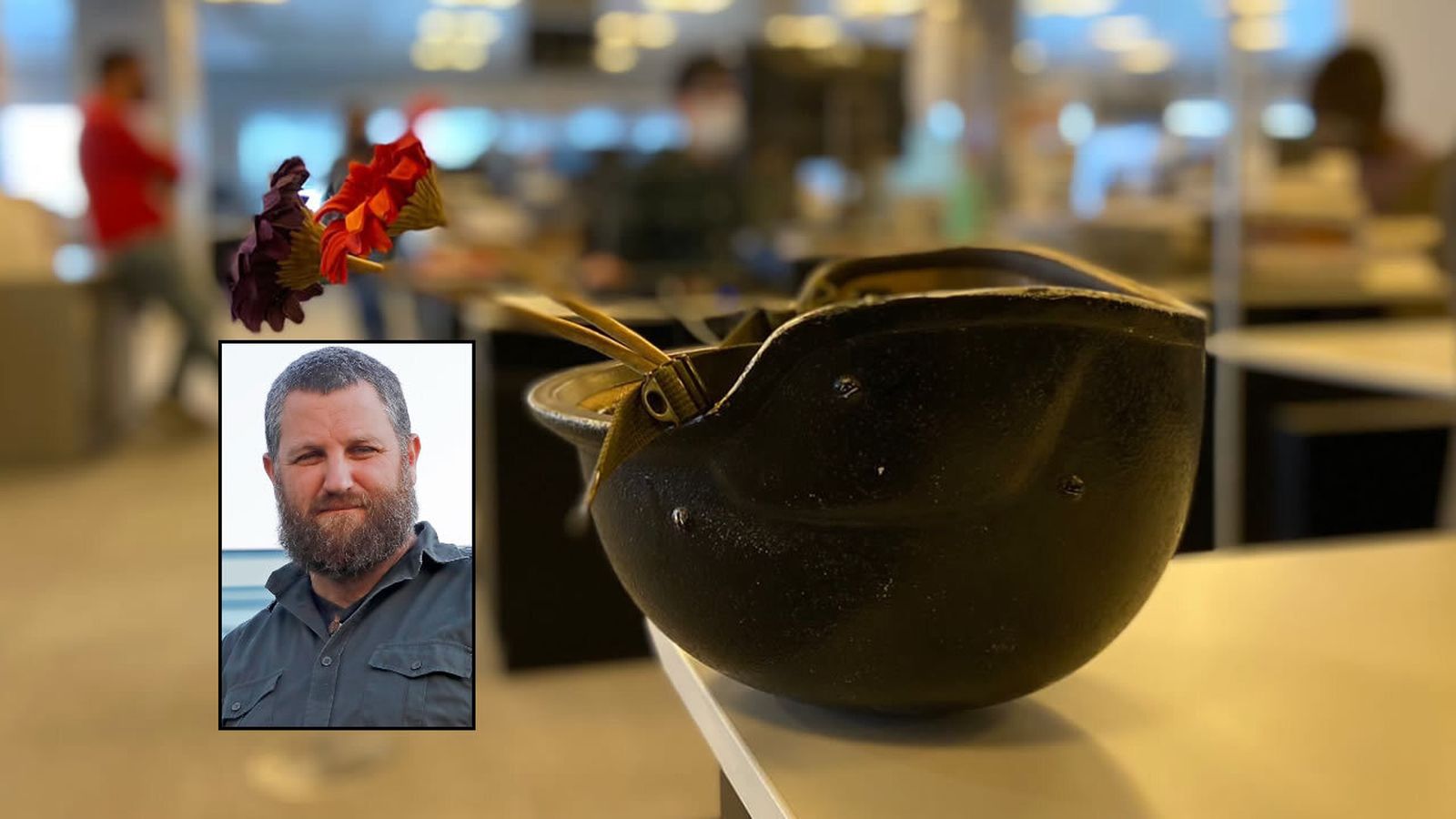 El casco de David Beriain, con el Papa