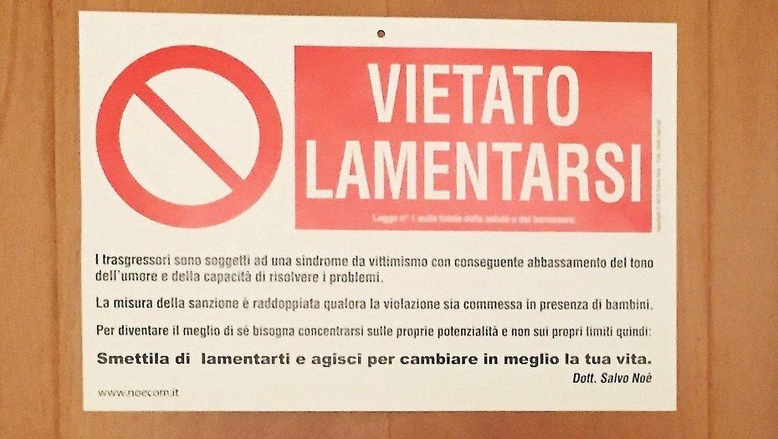 El cartel en la puerta del Papa