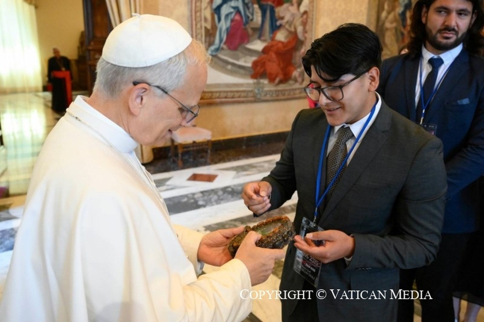 Un joven astrónomo conversa con el Papa León
