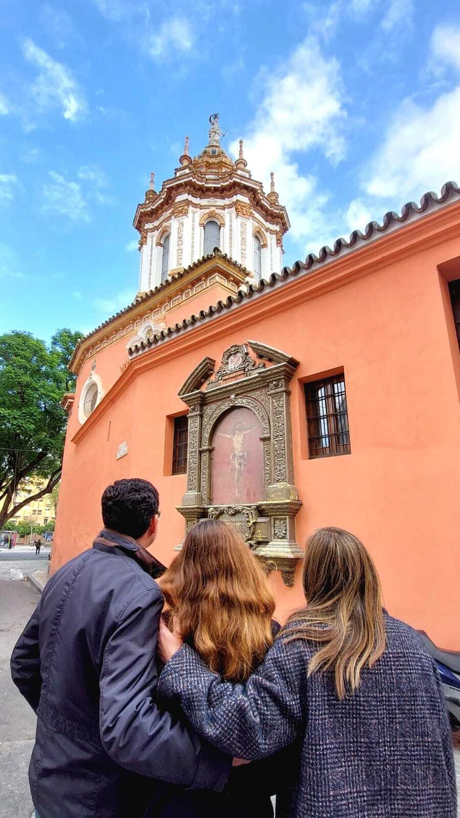 Alicia y su familia, junto a una iglesia sevillana