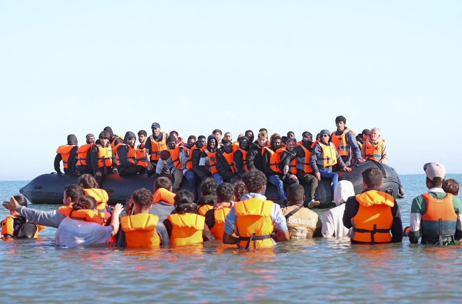 Migrantes a bordo de una embarcación de traficantes que intentan cruzar el Canal de la Mancha.
