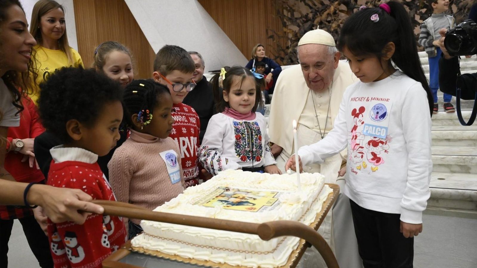 Francisco, con niños en el Dispensario Santa Marta