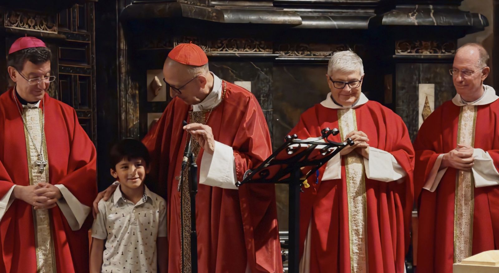 Cardenal Omella con Renzo, uno de los testimonios sobrecogedores durante la vsita del Papa