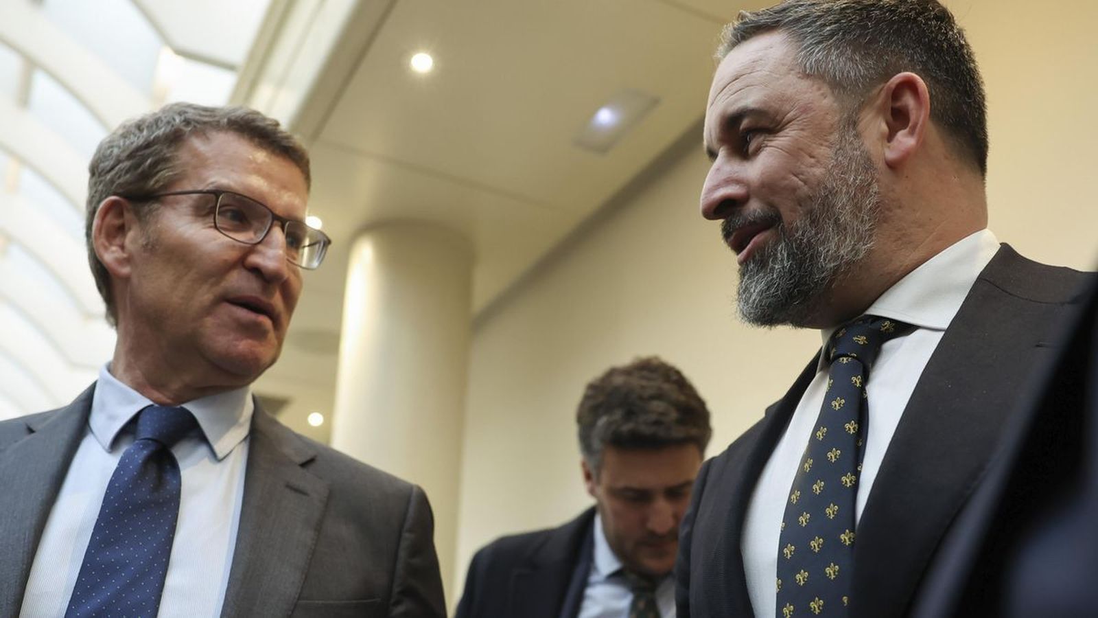 Abascal y Feijóo se desmarcan del Papa