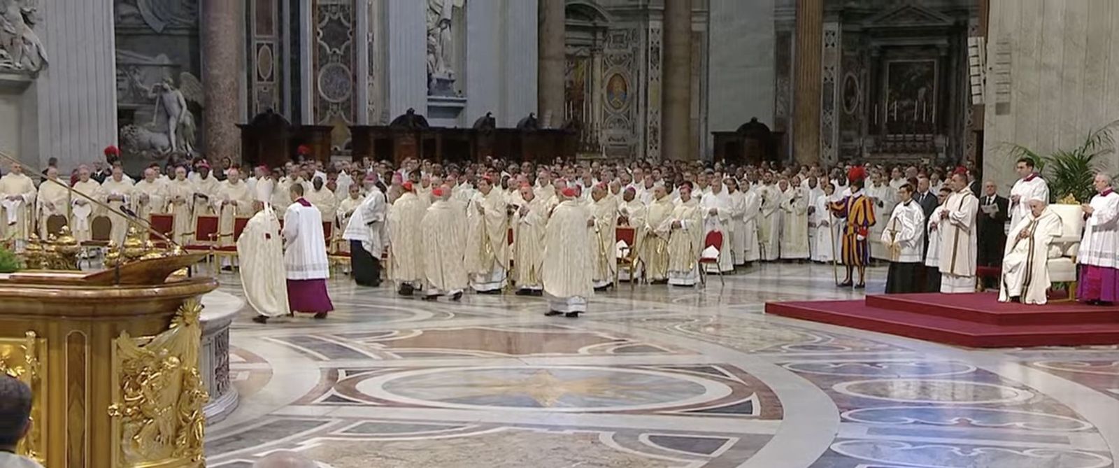 El Papa preside, desde un lateral del altar, la Misa Crismal