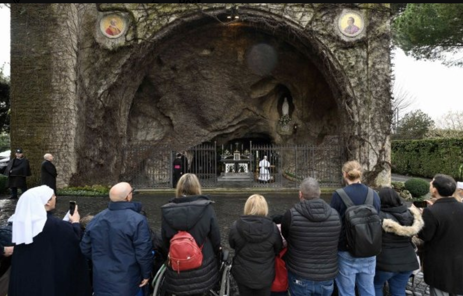 El Papa en la Gruta de Lourdes en los Jardines Vaticanos