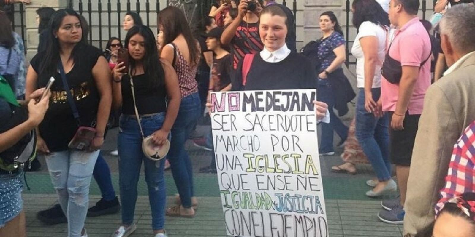 Religiosa en la manifestación en Santiago de Chile por el Día de la Mujer