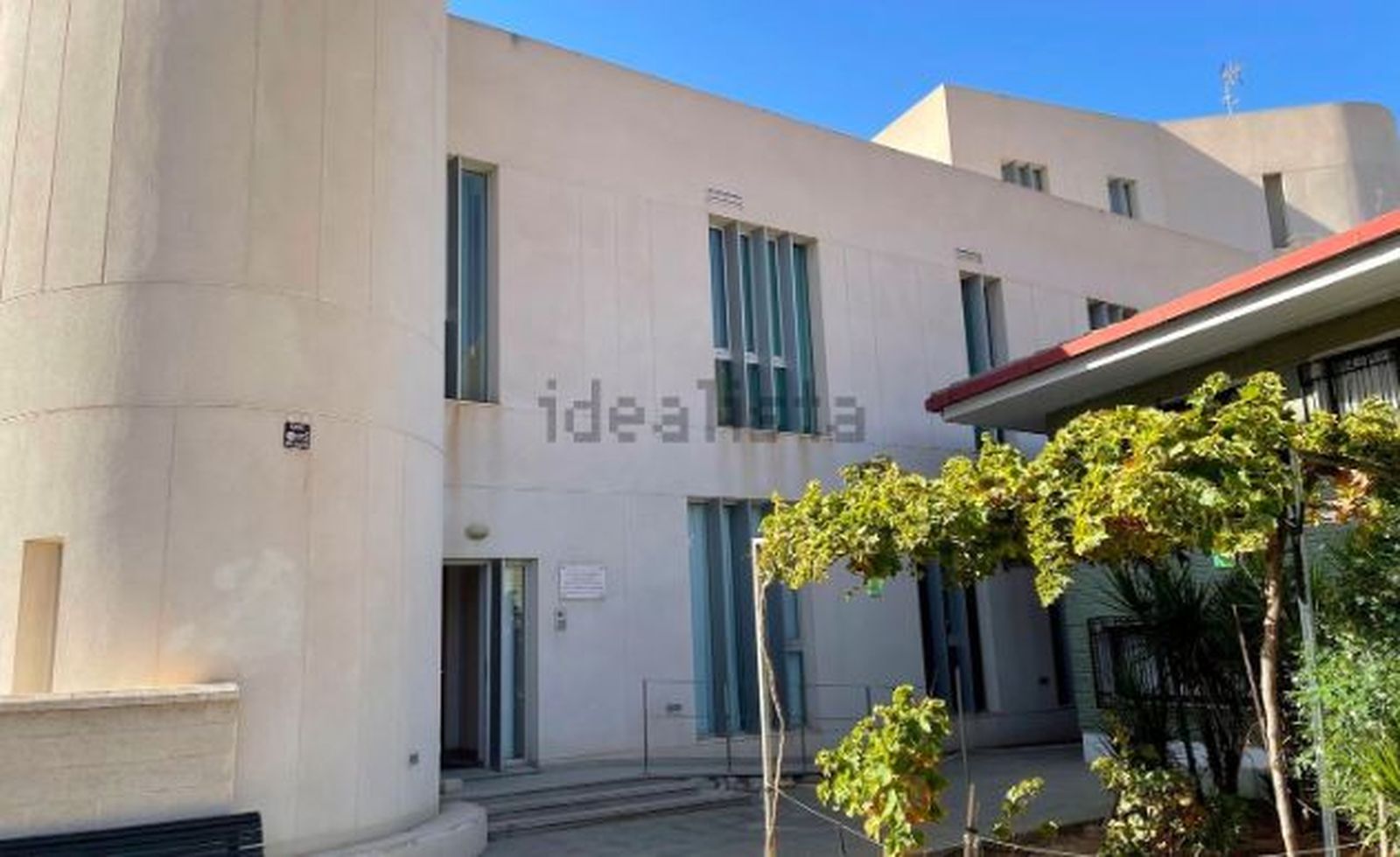 Edificio puesto a la venta por la diócesis de Almería