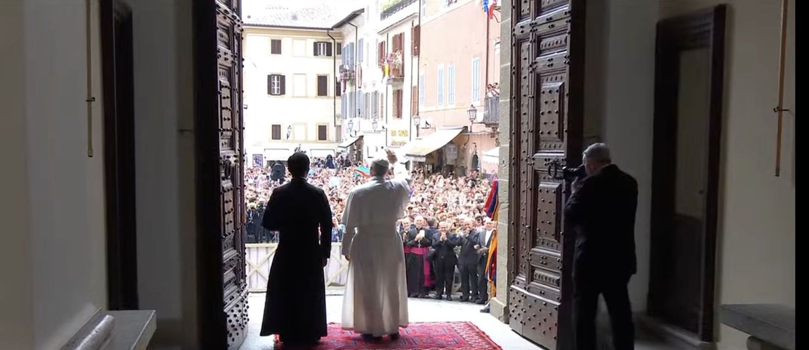El Papa saluda desde la entrada del palacio