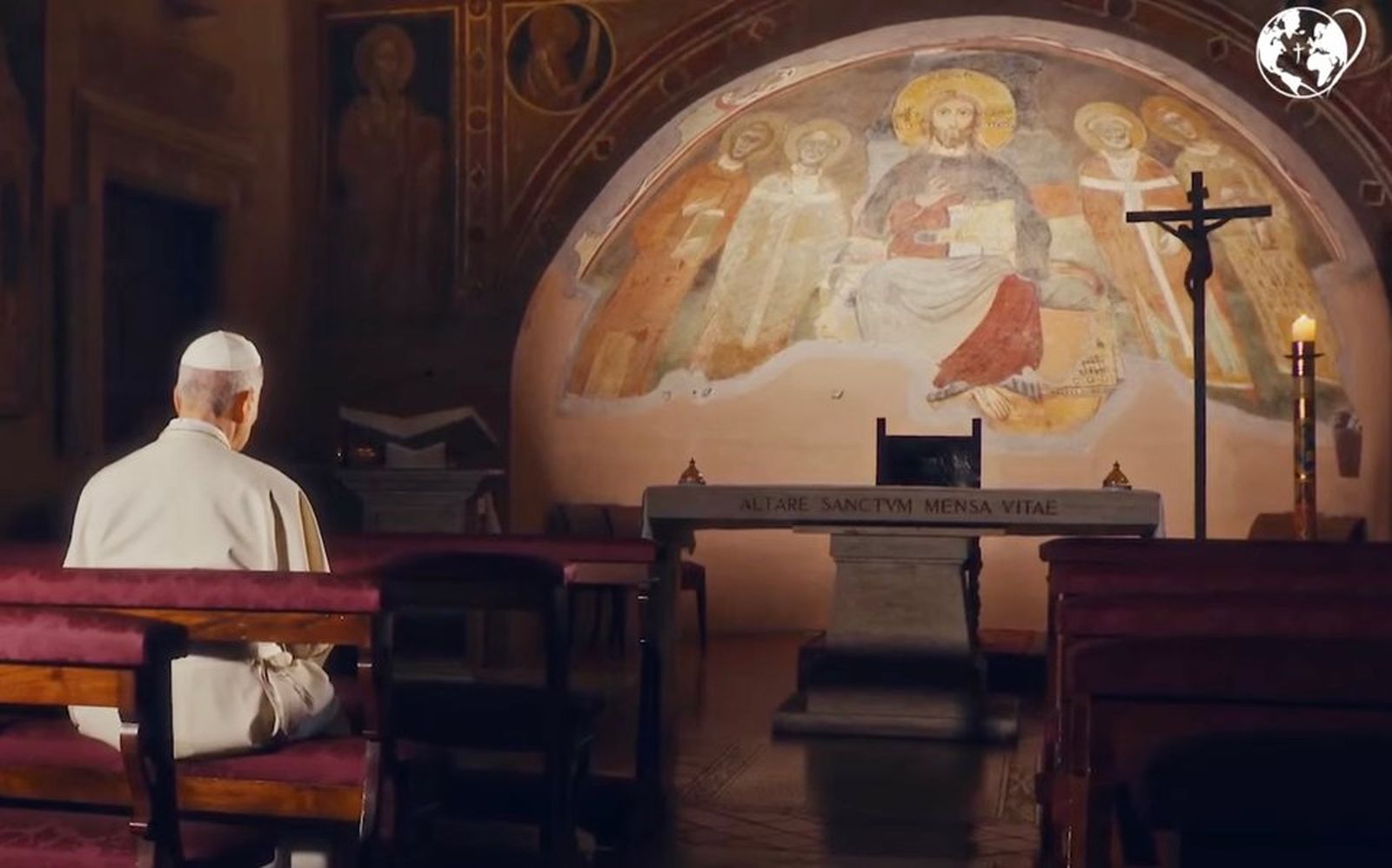 León XIV en oración