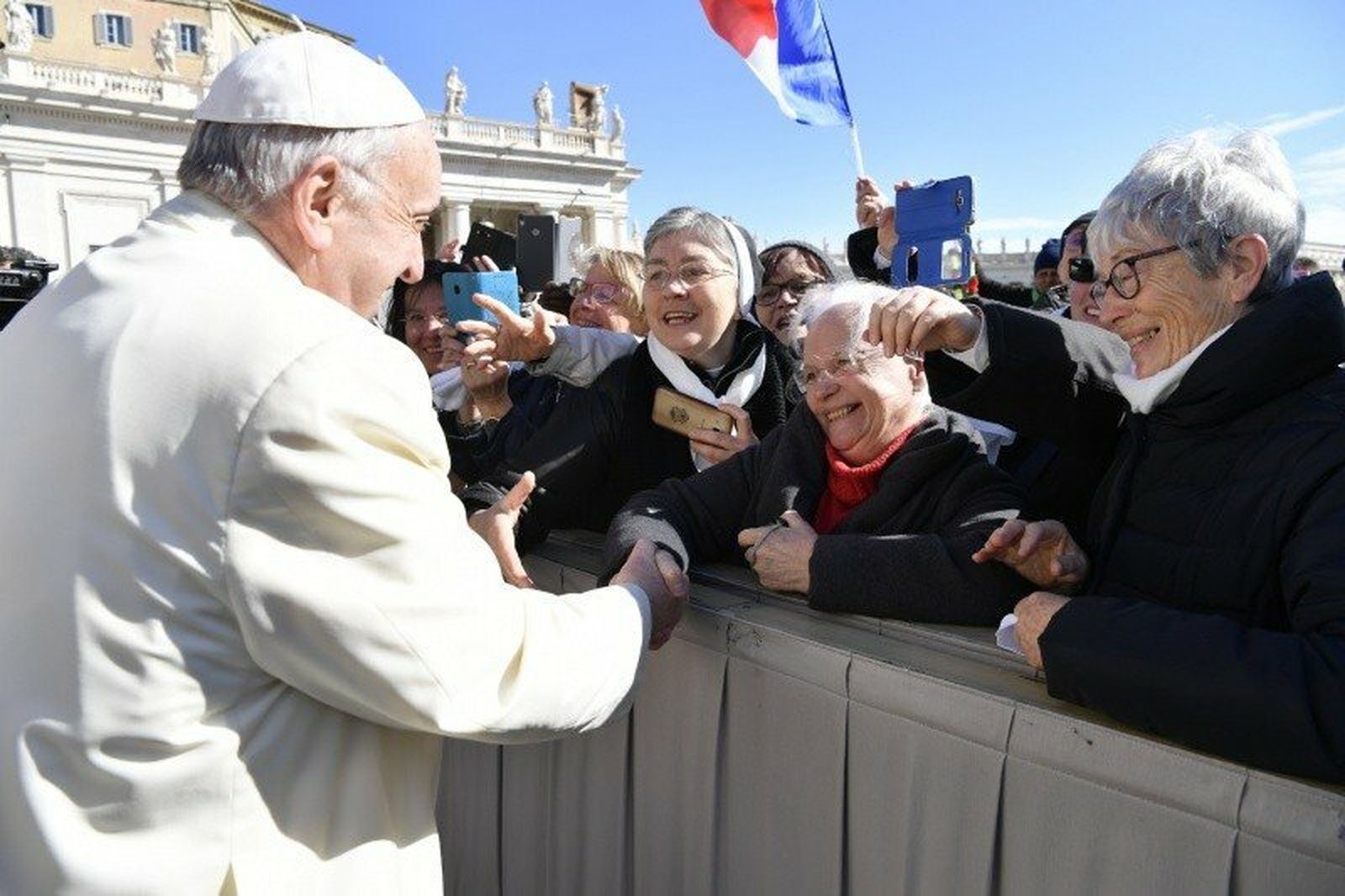 El Papa saluda a algunos de los asistentes a la audiencia